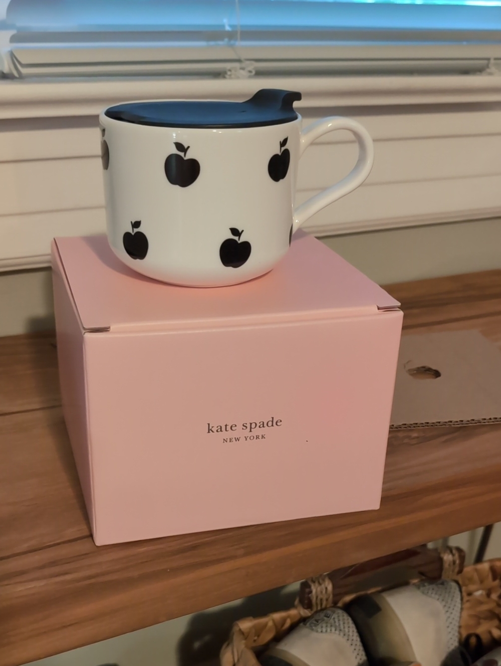 NWT kate spade new york Apple Toss Travel Mug, White/Black
